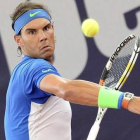 Rafael Nadal devuelve una bola a Fernando Verdasco durante el partido de primera ronda del torneo de Hamburgo-Foto:  EFE/ DANIEL BOCKWOLDT