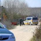 La Guardia Civil en la finca salmantina de Los Galguillos, donde apareció muerto un hombre con mordeduras de perro.-ICAL