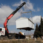Una grúa levanta, ayer, una casa prefabricada del asentamiento de Amona, desmantelado por Israel.-AFP / THOMAS COEX