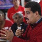 El presidente de Venezuela, Nicolás Maduro, habla con simpatizantes chavistas, el viernes en Caracas.-Foto: REUTERS