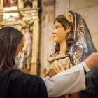 La representante de la Junta de Cofradías retira el velo a la Virgen. GONZALO MONTESEGURO
