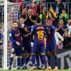 Los jugadores del Barça felicitan a Coutinho tras el primer gol azulgrana.-TONI ALBIR (EFE)