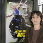 Ana Isabel Sanz posa junto a su kiosco. / ÁLVARO MARTÍNEZ-