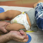 Un pediatra vacuna a un niño contra el sarampión, el pasado enero en Northridge (California).-AP / DAMIAN DOVARGANES