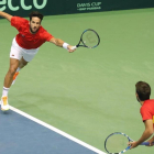 Feli López y Marc López en un instante del encuentro de doble ante Croacia.-ANTONIO BAT / EFE