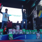 Momento en el que el musher soriano Jorge García recoge, ayer, la medalla de plata del Nacional en tierra.-HDS