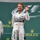 Nico Rosberg saluda al público desde lo alto del podio tras ganar el GP de Austria por delante de Lewis Hamilton y Felipe Massa.-Foto:   AFP / ANDREJ ISAKOVIC