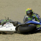 Valentino Rossi (Yamaha), tras acerse en Motegi.-AFP / TOSHIFUMI KITAMURA