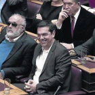 Alexis Tsipras, el líder de Syriza, sonríe en una sesión del Parlamento griego, el pasado 29 de diciembre.-REUTERS / ALKIS KONSTANTINIDIS