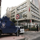 La policía vigila la sede del diario 'Cumhuriyet' este miércoles en Estambul, Turquía.-Foto: EFE / SEDAT SUNA