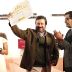 Joaquín Alcalde recibe el premio de manos de la ministra Tejerina.-Ical