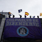 La resistencia de los neonazis de Hogar Social Madrid al desalojo de su sede de Banco Madrid.-EL PERIÓDICO