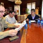 Gustavo Martínez, Benito Serrano y Javier Antón, reunidos ayer en el Ayuntamiento de Soria. / ÁLVARO MARTÍNEZ-