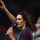 Cavani, con un micrófono, se dirige a la afición del PSG después de batir el récord histórico de goles del equipo.-AFP