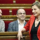 La presidenta del Parlament, Carme Forcadell, junto al portavoz del Govern, Jordi Turull, y el diputado de Junts pel Sí, Lluís Llach.-ANDREU DALMAU