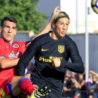 Fernando Torres pugna con Dani Calvo en uno de los partidos entre el Numancia y el Atlético en El Burgo de Osma.-HDS