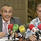 Agustín Rajoy, a la izquierda, exponiendo la situación económica junto al portavoz López Benito,  / JAVIER GUTIÉRREZ -