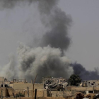 Una densa humareda sube hacia el cielo en los combates entre las Fuerzas Democráticas Sirias y el Estado Islámico en Raqqa (Siria), el 20 de agosto-REUTERS / ZOHRA BENSEMRA