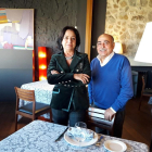 Isidora Beotas (i) y Julio Delgado (d) en el restaurante que regentan desde hace 28 años en la capital abulense.-- ANTONIO GARCÍA