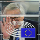 Juncker saluda desde su despacho en Estrasburgo.-VINCENT KESSLER