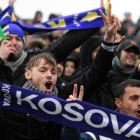 Aficionados de Kosovo animan a su selección de fútbol durante un partido amistoso contra Haití.-Foto: EFE / ARMEND NIMANI