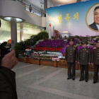 Militares durante el Immortal Flower Festival  Kimilsungia, en Pionyang, Corea del Norte.-EFE / FRANCK ROBICHON