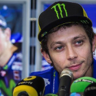 Valentino Rossi, rodeado de micrófonos durante al rueda de prensa que ha ofrecido en Cheste.-MIGUEL LORENZO