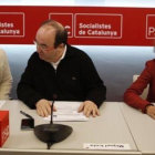 Miquel Iceta, entre Eva Granados y Meritxell Batet, en la sede del PSC.-ALBERT BERTRAN