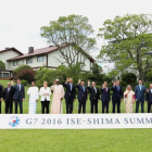 Foto de familia de los presidentes y jefes de Gobierno que han participado en la cumbre del G7 en Japón.-AFP