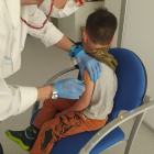 Un niño se vacuna en el Hospital Santa Bárbara. IRENE LLORENTE