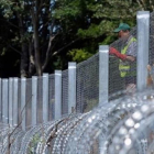 Trabajos en un sector de la valla levantada por Hungría en su frontera con Serbia, el 31 de mayo pasado.-CSABA SEGESVARI / AFP