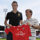 Natxo Zabal durante su presentación como nuevo jugador rojillo. / ÚRSULA SIERRA-