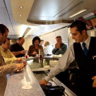 Un camarero sirve a un cliente en el bar de un tren AVE.-DANNY CAMINAL