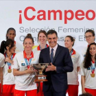 La selección, en la recepción oficial con Pedro Sánchez tras lograr el título europeo el pasado julio-EFE