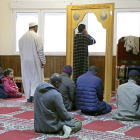 Varios musulmanes rezando el interior de la mezquita de Soria.-VANESSA AJENJO