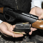 Un hombre muestra un modelo de arma que estaría prohibido en caso de aprobarse el Reglamento. / VALENTÍN GUISANDE-