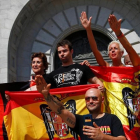 Un grupo de ultras hace el saludo franquista durante la concentración en el Valle de los Caídos.-REUTERS