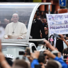 Paseo del Papa Francisco por las calles de Dublín en su papamóvil.-BEN STANSALL / AFP
