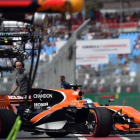 Fernando Alonso sale de boxes con su McLaren durante los entrenamientos libres del GP de Australia.-SAEED KHAN