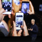 Móviles durante el anuncio del iPhone 7 por parte del consejero de Apple, Tim Cook.-AP/ MARCIO JOSÉ SÁNCHEZ