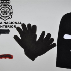 Pasamontañas, guantes y navaja intervenidos por la Policía.-EUROPA PRESS