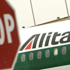 Un avión de Alitalia, detenido en el aeropuerto romano de Fiumicino.-TONY GENTILE