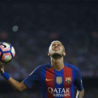 Neymar se lamenta de una ocasión perdida durante el partido que el Barça disputó contra el Atlético en el Camp Nou, el pasado miércoles.-EFE / ALEJANDRO GARCÍA