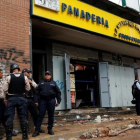 Agentes de policía frente a la panadería asaltada en Caracas, el 21 de abril.-REUTERS / CARLOS GARCIA RAWLINS