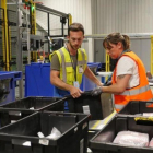 Gestión de paquetes en unas instalaciones de Amazon.-RICARD FADRIQUE