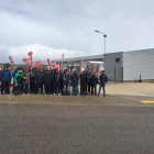 Trabajadores de Mubea en la concentración que se celebró ayer.-HDS