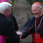 El cardenal de Washington Theodore McCarrick sonríe junto a los obispos William P. Fay y Wilton Gregory, en una imagen de archivo-LUCA BRUNO