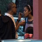 Obama da a su hija Malia un poco de su granizado, la pasada Nochebuena en Kailua (Hawai).-AFP / NICHOLAS KAMM