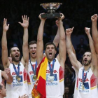 Los jugadores de la selección española celebran la victoria frente a Lituania en la final del Eurobasket.-EFE / JUAN CARLOS HIDALGO