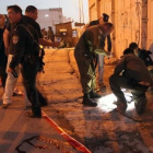 La policía israelí trabaja en el lugar donde cayó mal herida la adolescente palestina en Hebrón.-AFP / HAZEM BADER